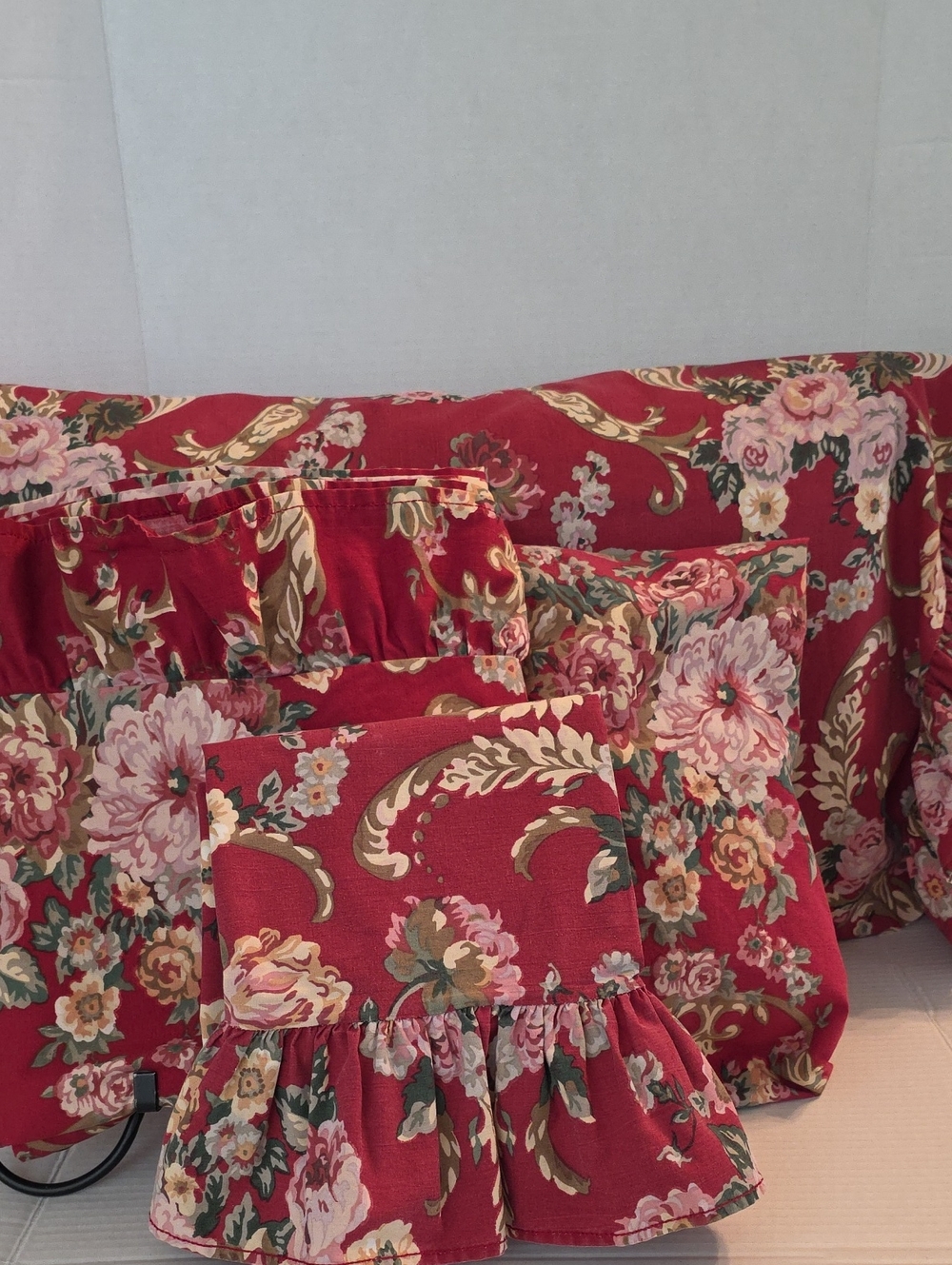 Lauren Ralph Lauren Vintage Red Floral Ruffled Twin Flat Fitted 2 Pillowcases
